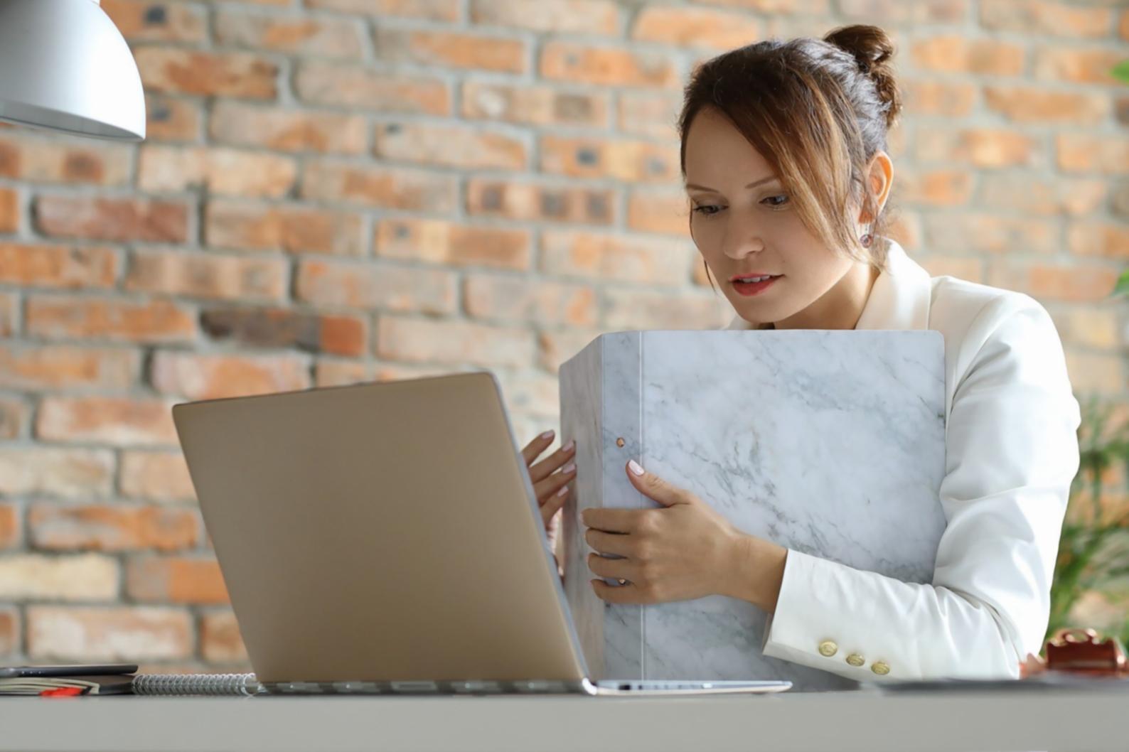 Ambiente di lavoro moderno con documenti finanziari e analisi
